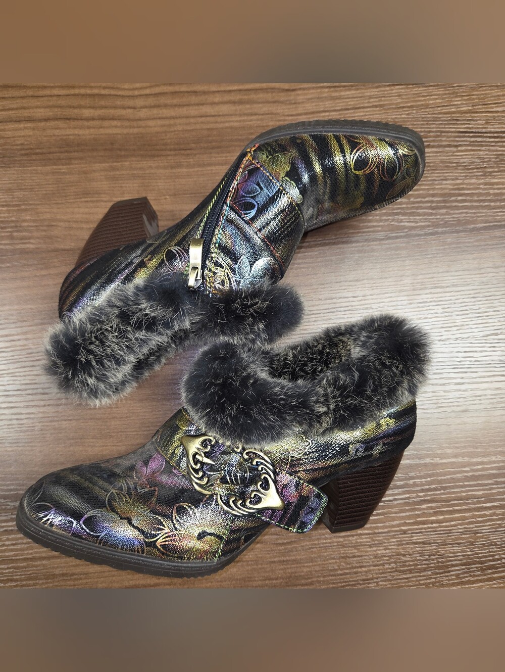 Unique & Fabulous Super Lady Star Handsewn Fur Top Metallic Embossed Boots Sz 9